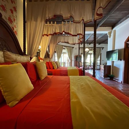 Tropicana Castle Dive Resort Powered By Cocotel Puerto Galera Quarto foto