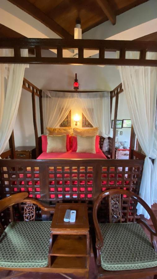 Tropicana Castle Dive Resort Powered By Cocotel Puerto Galera Exterior foto