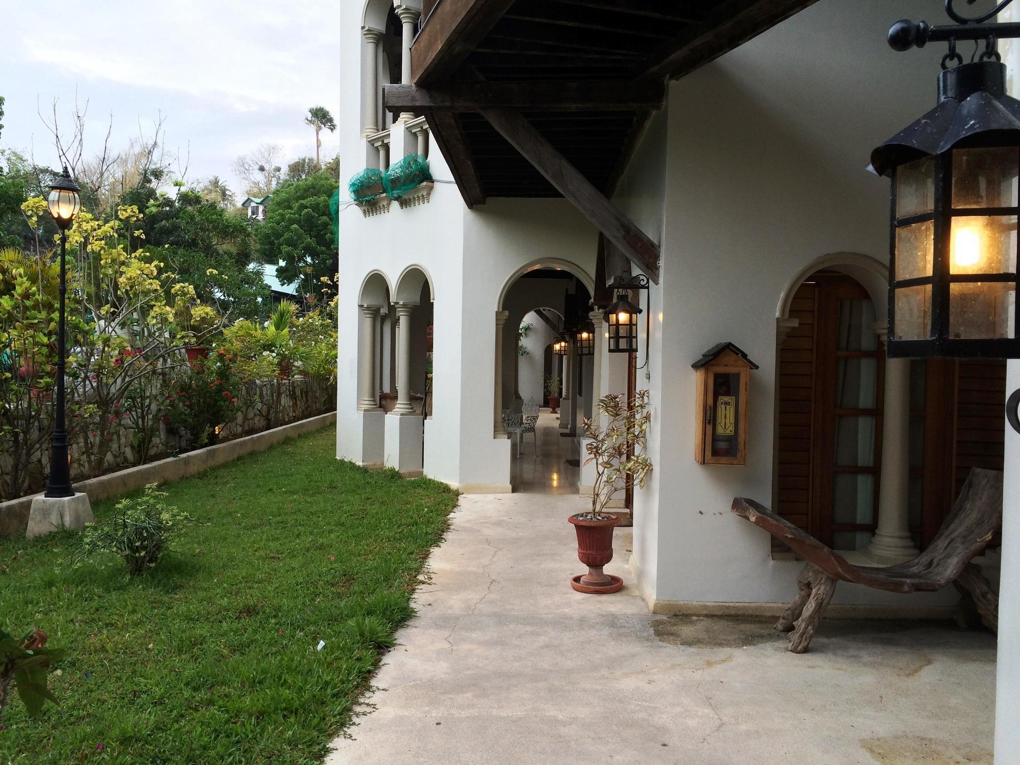 Tropicana Castle Dive Resort Powered By Cocotel Puerto Galera Exterior foto